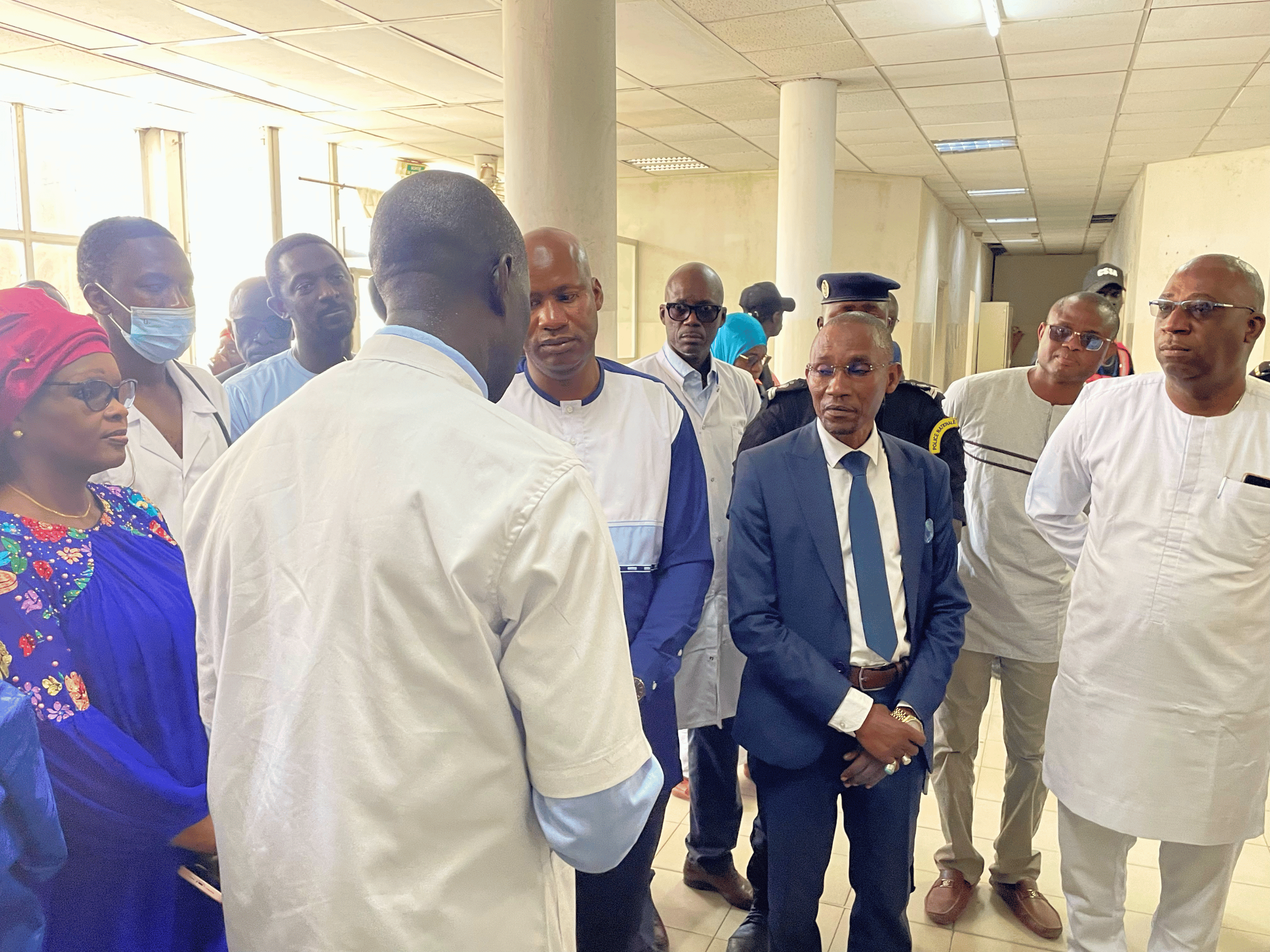 Le ministre de la santé Ibrahima Sy avec la direction de l’hôpital Abass Ndao et le personnel médical